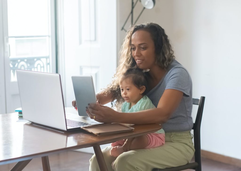 Mehr Care-Arbeit und höheres Arbeitspensum: Unzufriedenheit von Frauen im Job nimmt zu