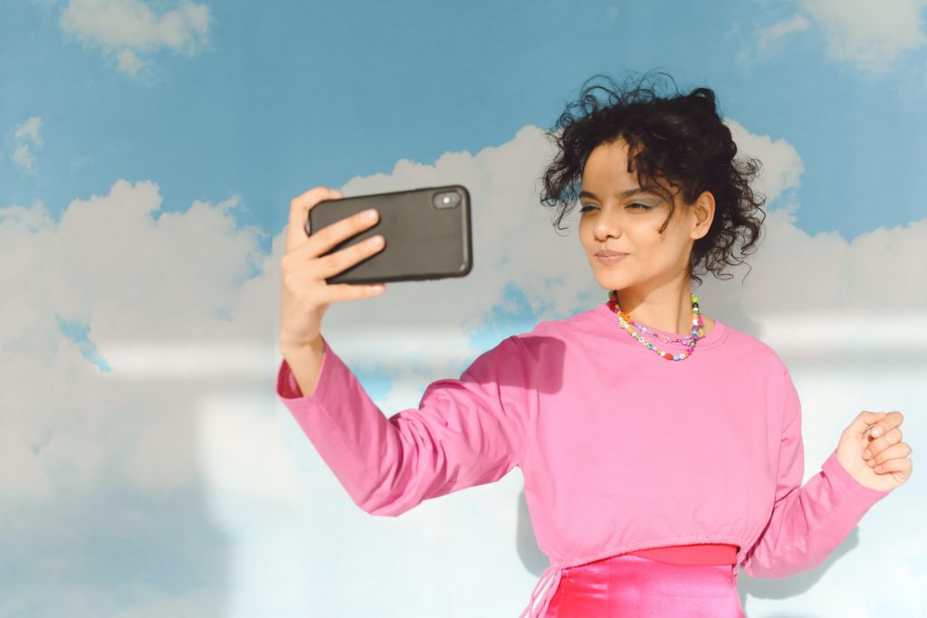 Gen Z und Millennials kaufen online bei Marken