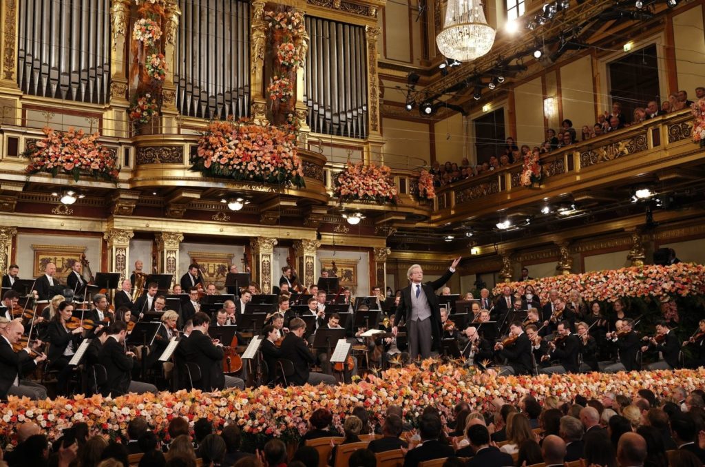 „Es wäre an der Zeit, den nächsten, mutigen Schritt zu wagen und das Neujahrskonzert 2025 von einer Frau dirigieren zu lassen.“