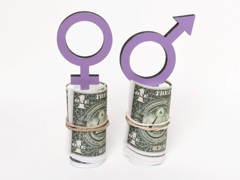 „Leider spiegelt sich der Wert, den Frauen ihren eigenen Fähigkeiten und Leistungen zuordnen,  auch beim Thema Geld wider.“