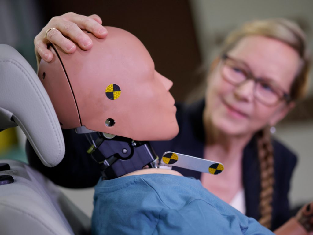 Erster weiblicher Crashtest-Dummy: „Eva“ soll Frauen besser bei einem Unfall schützen