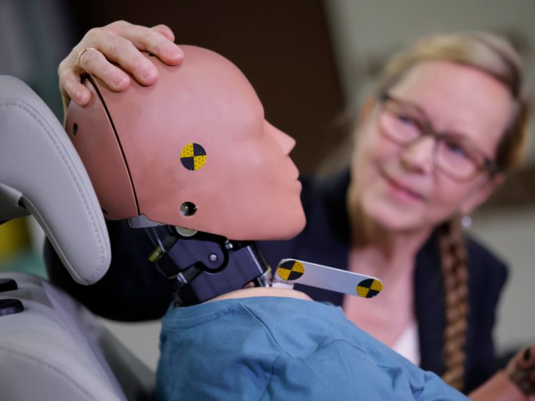 Erster weiblicher Crashtest-Dummy: „Eva“ soll Frauen besser bei einem Unfall schützen