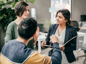 Studie zeigt Aufholbedarf: Trotz hohem Frauenanteil mangelt es an weiblichen Führungskräften im Asset Management